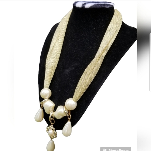 VINTAGE GOLDTONED MESH FABRIC NECKLACE WITH FAUX PEARL & GOLDTONE PENDANTS - Picture 2 of 6